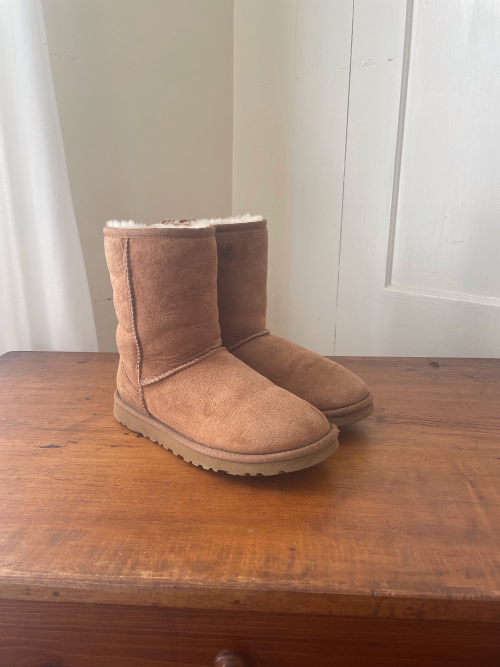 UGG Classic Short 5825 Chestnut Suede Sheepskin Winter Boots Women’s Size 6